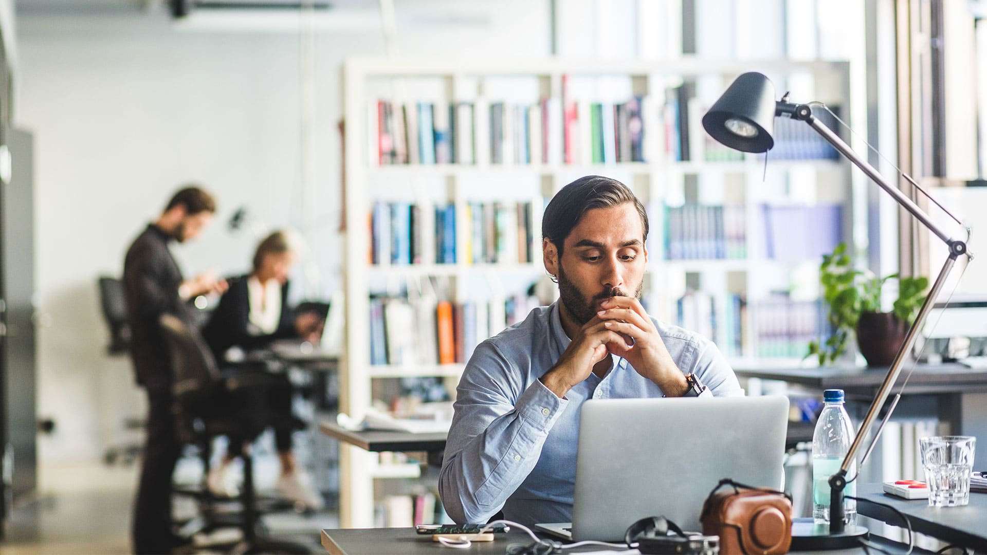 procure-to-pay-office-worker-header